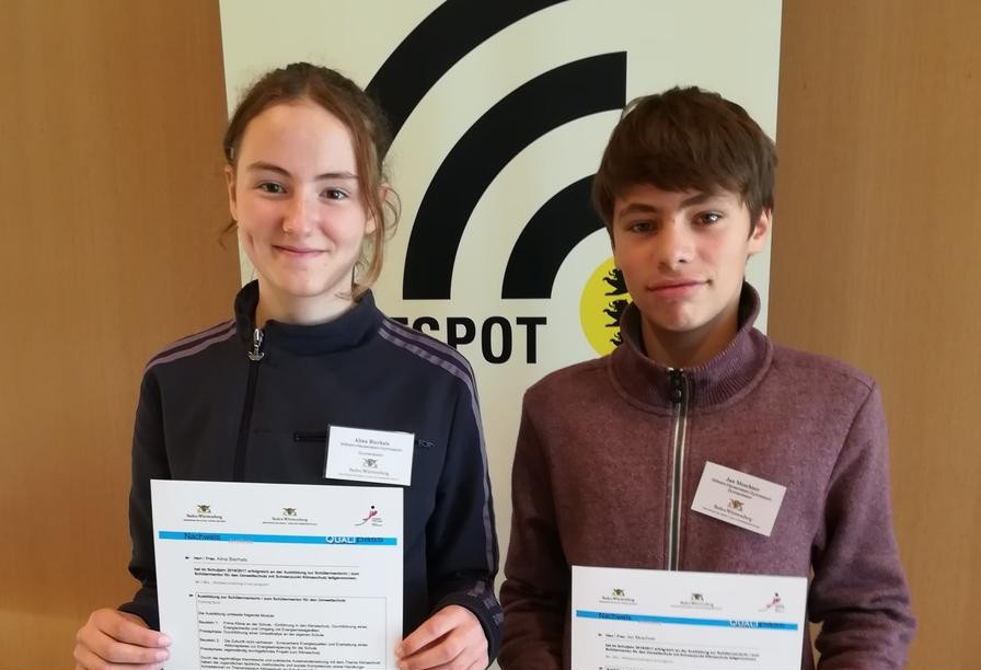 Alina Bierhals und Jan Moschner bei der Zertifikatsübergabe zu Umweltmentoren Alina Bierhals und Jan Moschner bei der Zertifikatsübergabe zu Umweltmentoren